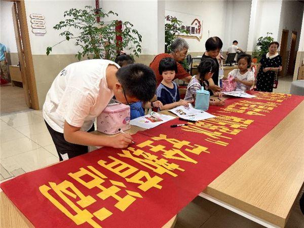 点击图片翻到下一页>> 地方团组织与高校实践团携手!防溺水宣讲声进街道、入社区……